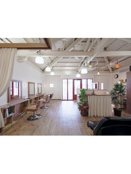 周りを気にせず過ごせる居心地の良いサロン◎落ち着いた木目調の店内で優しくゆったり気分を♪