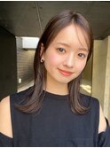 ミディアムレイヤーカットオリーブベージュウェットヘア外ハネ