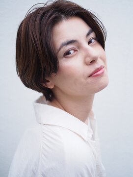 エラ(ELLA) ハンサムショート×ナチュラルブラウンカラーのお洒落こなれヘア