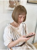 ぱっつんバングなベージュボブ