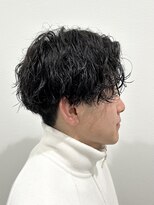 ヒュイル バイ ニアウ(Hwyl by Niau) ツイストスパイラルパーマメンズカットパーマセンターパート