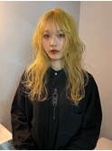 イエロー