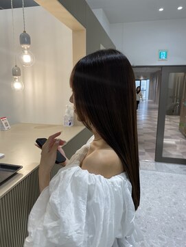 『後ろ姿が引き立つ、清楚な透明感ストレートロングヘア』