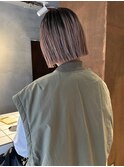 ピンクベージュのグラデーションと切りっぱなしボブの相性抜群