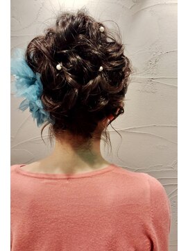華やかカールアップ×編み込みお呼ばれヘア