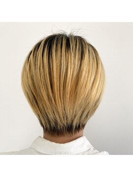 ミューズ 新小岩店(HAIR&NAIL MUSE) くびれショート耳だしショートうるツヤハイトーンマチルダボブ