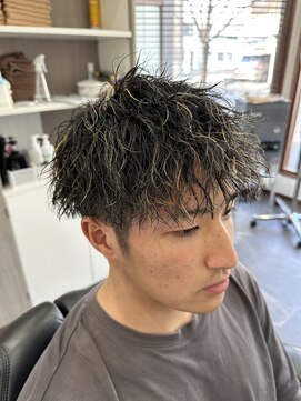 エイト(AITE) ツイストスパイラルパーマセンターパート<理容室>川口鳩ヶ谷79