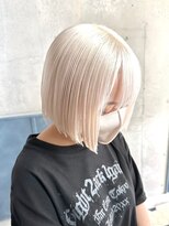 マニア(mania.)&nbsp;ホワイトブロンドハイトーンケアブリーチトリプルカラーミニボブ