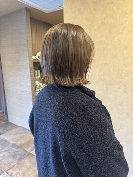 イロハ(iroh) 外ハネボブ/イルミナカラー/くすみベージュカラー