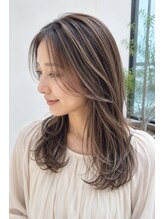 「白髪が気になる…でも暗い白髪染めには戻りたくない」そんな大人女性のお悩みに。