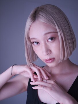 エラ(ELLA) ショートボブにハイトーンカラーでシンプルなのにお洒落上級者