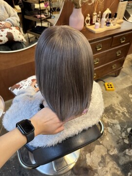 チャプター 問屋町(chapter) ケアブリーチミルクティーグレージュカラータッセルボブ韓国ヘア