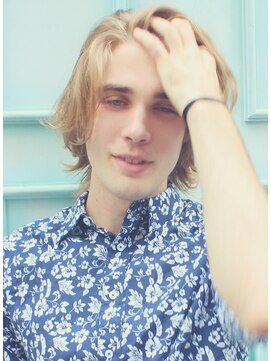 ジジバイワースホワイル(jiji by WORTH WHILE) リバースセンターパート刈り上げセンターパートサーフカール