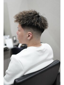 スラッシュ(SLASH) ツイストパーマ/短髪/ホワイトメッシュ/スキンフェード/姫路