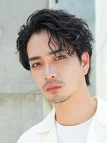 大人男子の余裕を演出。上品ツイストパーマ
