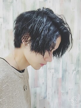 シン(syn) アップバング ツーブロックマッシュ 束感ショート 波巻き