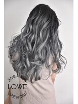 ルーヴェ(LOWE)&nbsp;LOWE池谷 外国人風バレイヤージュとブルーホワイトのロングヘア