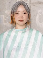 くらげ美容院 武蔵小杉&nbsp;グレイヘア×ビビッドオレンジ★切りっぱなしボブ[40代50代60代]