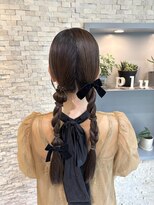 ヴィサージュプラス(VISAGE plus)&nbsp;リボンで仕上げる♪大人可愛いツインアレンジ