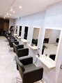 アンダーバーホワイト 大阪上本町店(_WHITE)&nbsp;モノトーンで統一していてスタイレッシュなサロンです！