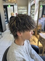 アイズ 海老名(AIZU)&nbsp;波巻きツイストスパイラルパーマ　金メッシュ　メンズウルフ