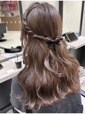ハーフアップ　ゆるふわウェーブ　透明感　ベージュカラー　艶感