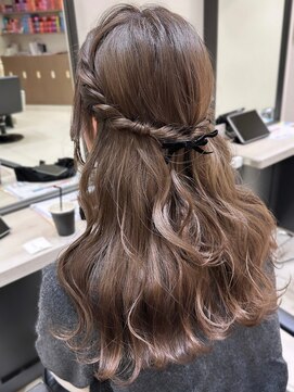 ユーフォリア 銀座本店(Euphoria) ハーフアップ ゆるふわウェーブ 透明感 ベージュカラー 艶感