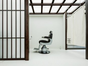 トウキョウ クラシック バーバー タウン(TOKYO CLASSIC BARBER TOWN)の写真/表参道の洗練空間「東京蔵式理髮処」。眉とフェードで、風格漂うビジネスマンへ[バーバー/理容室/眉毛]