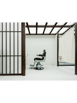 表参道の洗練空間「東京蔵式理髮処」。眉とフェードで、風格漂うビジネスマンへ[バーバー/理容室/眉毛]