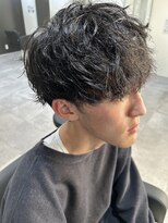 ヒュイル バイ ニアウ(Hwyl by Niau)&nbsp;メンズマッシュパーマ波巻スパイラルパーマニュアンスパーマ眉毛