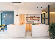フォンズ(FONS...)の雰囲気（植物や木材のミックスな店内で落ち着いた店内を演出しております）