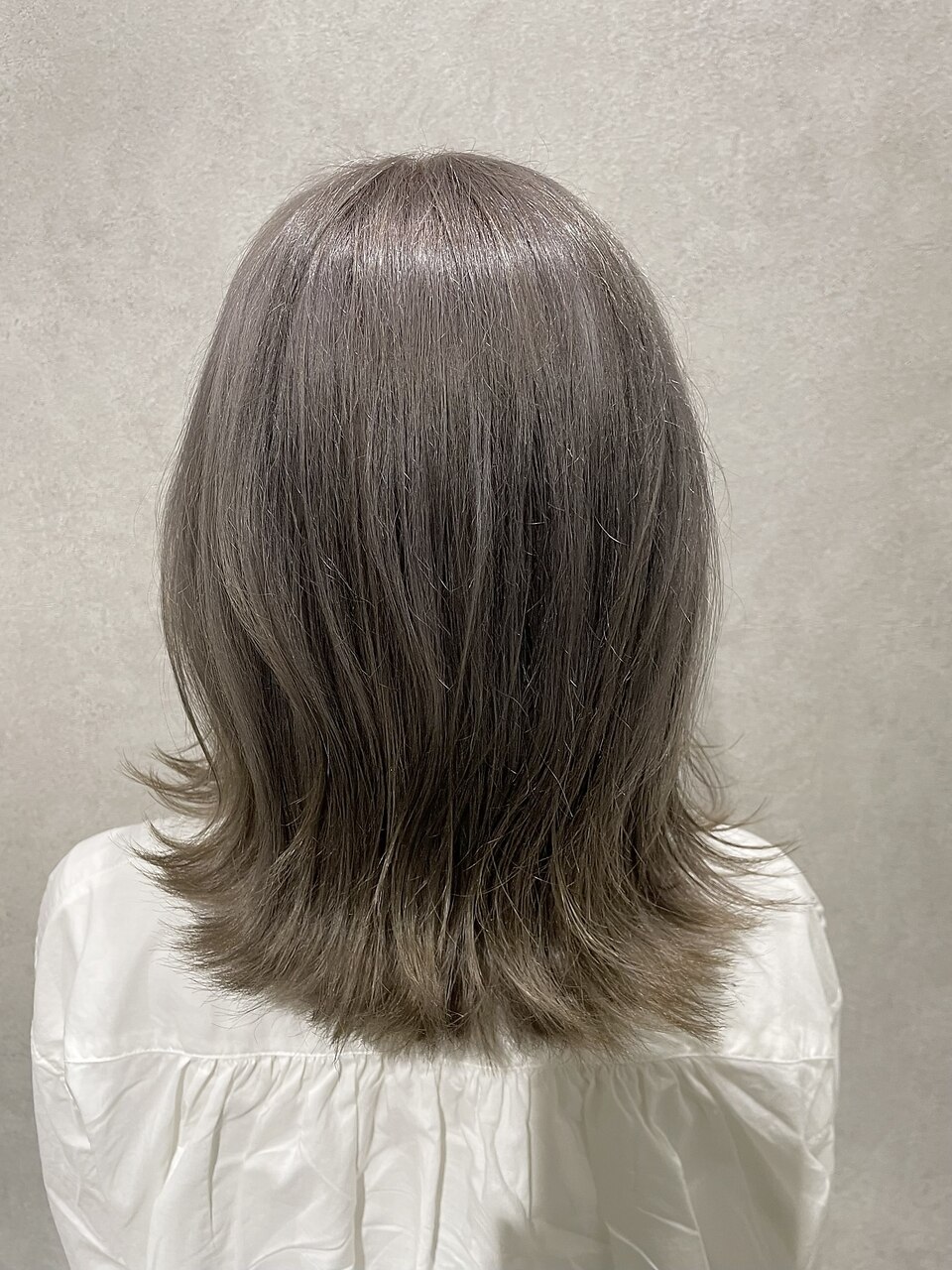 白髪染め辞めたグレージュミディアム50代60代髪型糸itoHIRO