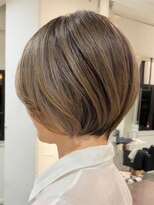ショートボブくびれショートヘア顔周りレイヤー白髪ぼかし30代
