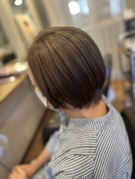 毛染め工房 ナチュラル白髪ぼかしハイライト×ショートヘアー