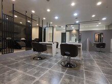 ステラ バイ ボヌール メン(Stella by Bonheur Men)の雰囲気（間仕切りがあるセット面や個室のご用意もございます。）