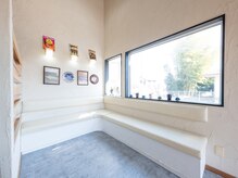 グルーク(Gluck)の雰囲気（リラックスできる待合スペースで、心地よいひとときを。）