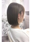 くすみベージュ×切りっぱなしボブ