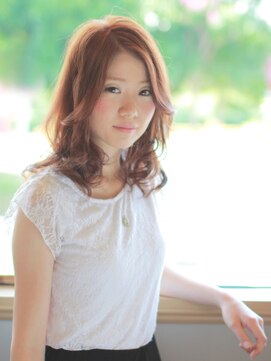 テューア ヘア ガーデン(tua hair garden) センターパートが大人感なしとやかミディアム