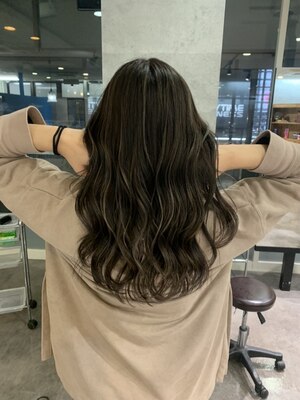 デザイン性◎ハイライトはスタイリスト安念にお任せを◎ヘアスタイルで迷っている方もお待ちしております♪