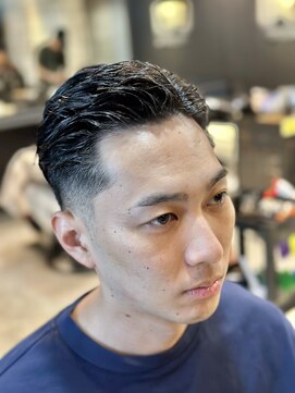 フランクスバーバー アンド ビアークラブ(FRANK'S BARBER and BEER CLUB) ツーブロックバーバーローフェードスリックバック束感ショート