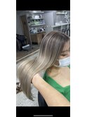 レイヤーボブハイライトブリーチレイヤーハイトーングレージュ