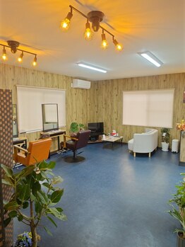 ヨリミチ(Yorimichi)の写真/木目調の内装で温かい雰囲気の店内♪一人一人のお客様に合わせた接客と、居心地の良い空間が魅力のサロン☆
