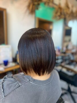 インナーカラーで遊び心あるボブに