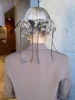 ネスト(NEST) ハイトーン×ツインヘアアレンジ
