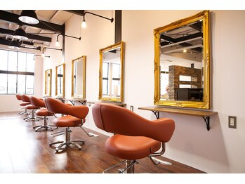 サジアーツバグスの写真/《明るい店内とスタッフがお出迎え♪》高技術×上質空間で気軽に通いやすい雰囲気のヘアサロンです♪