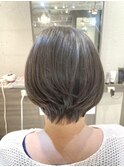 大人ショート、グレージュ