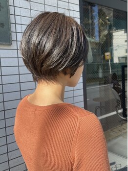 360度どこから見ても美しいシルエットのショートヘアに♪伸びても崩れにくく扱いやすいカットが好評◎