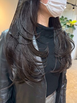 メリー オオサカ(Merly Osaka) 顔まわり内巻きレイヤースタイル