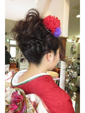 コアフィールフィス(COIFFURE fils) 赤いお振袖に合うふんわりアップ