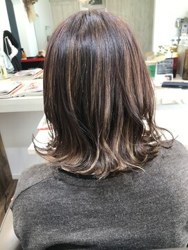 ヘア デザイン 虹いろのはさみ 大人可愛いクッキリハイライト＋グレーカラー